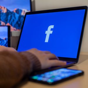 hands on a keyboard, Facebook on the screen
