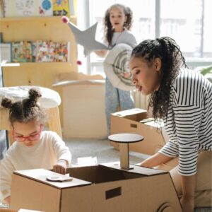 Millennial parent volunteering in a Kindergarten classroom.